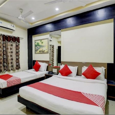 Hotel Krishna Palace Ахмедабад Екстериор снимка