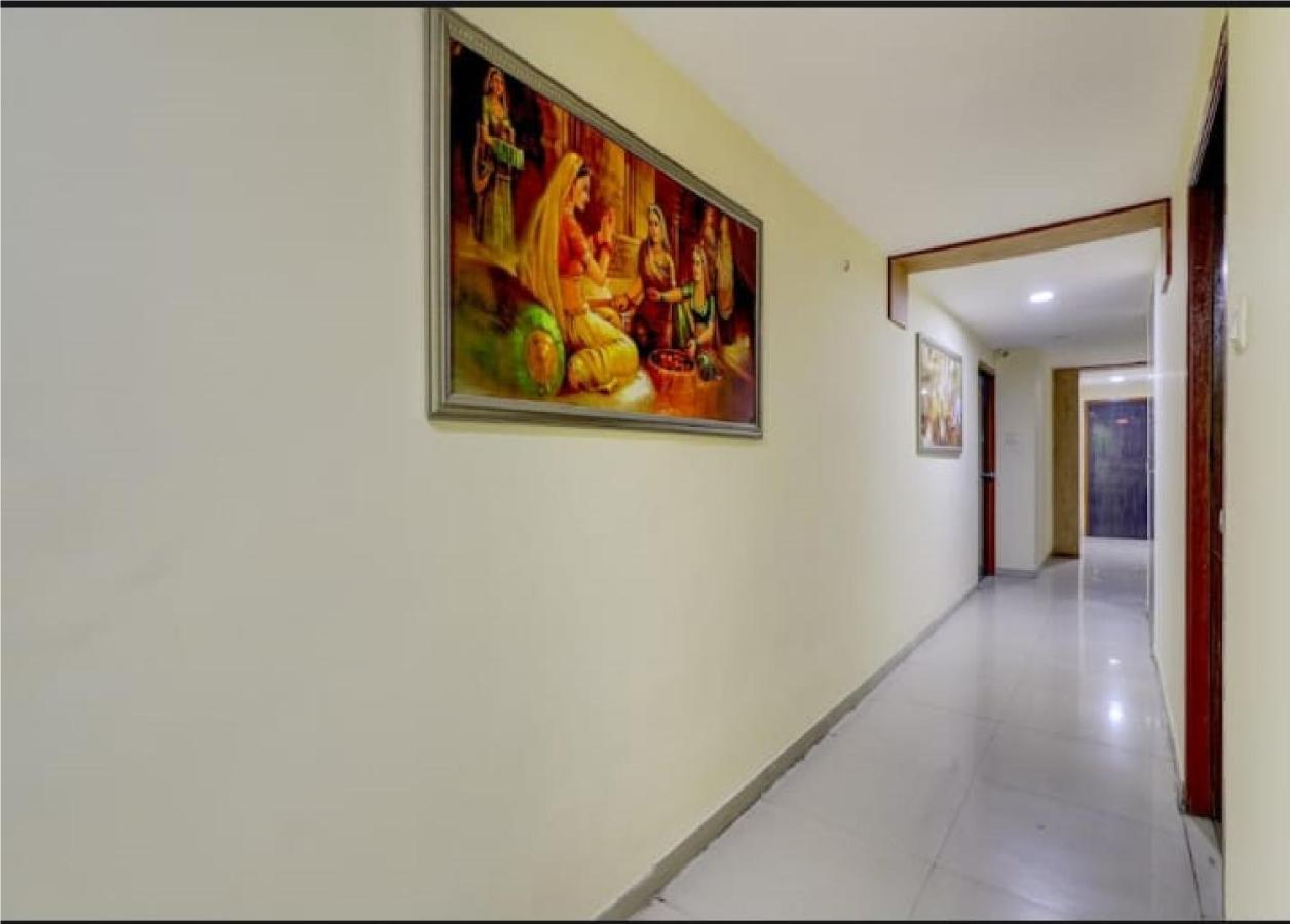 Hotel Krishna Palace Ахмедабад Екстериор снимка