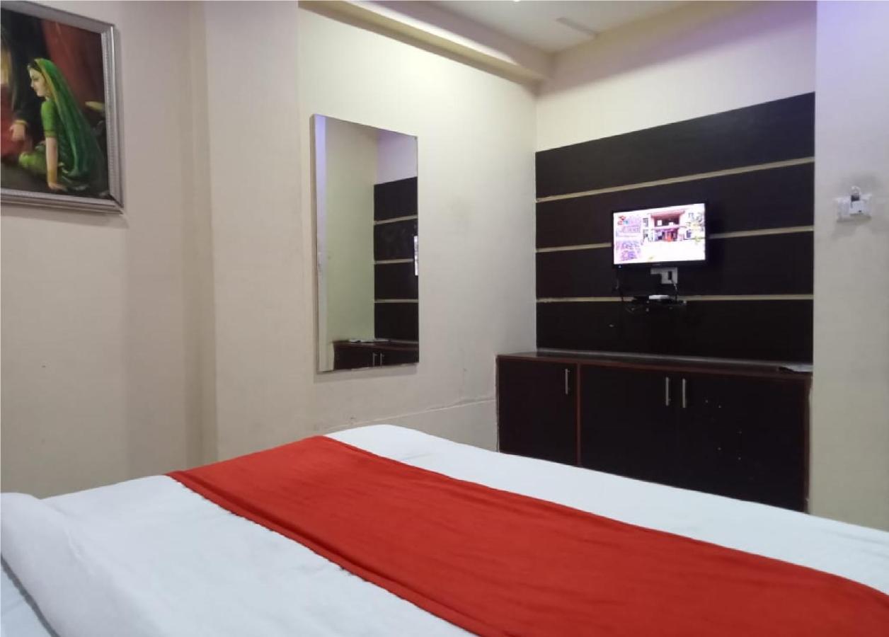 Hotel Krishna Palace Ахмедабад Екстериор снимка