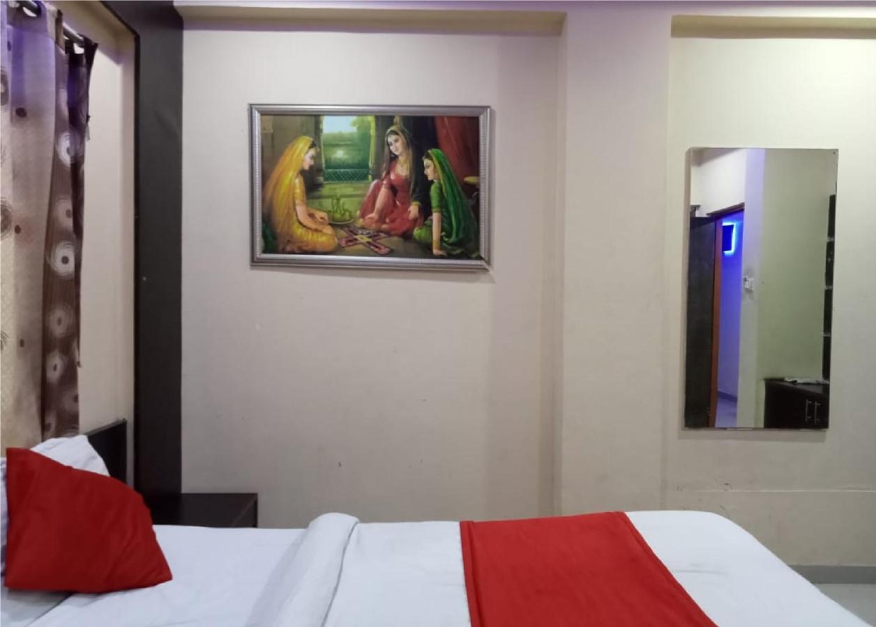 Hotel Krishna Palace Ахмедабад Екстериор снимка
