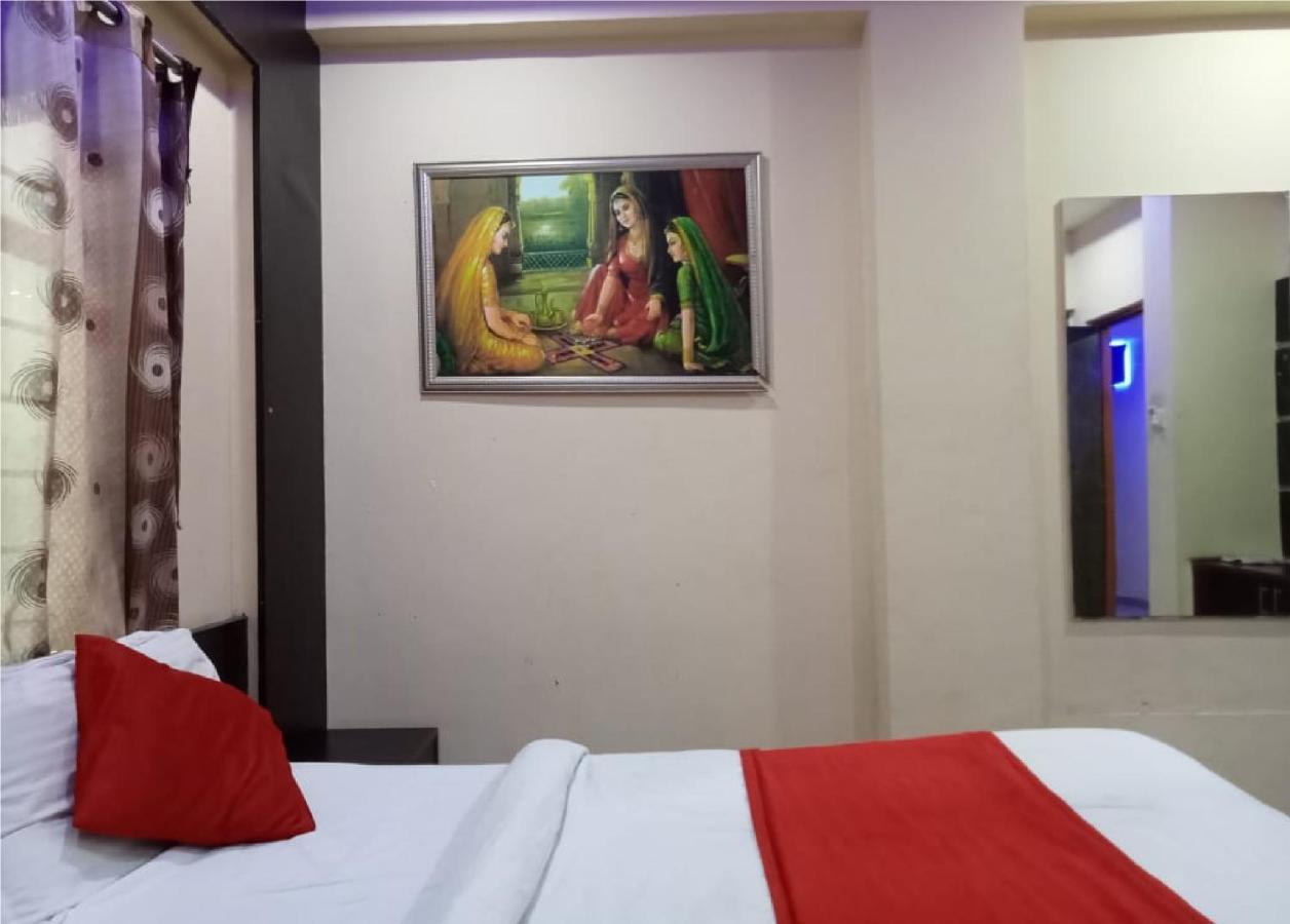 Hotel Krishna Palace Ахмедабад Екстериор снимка
