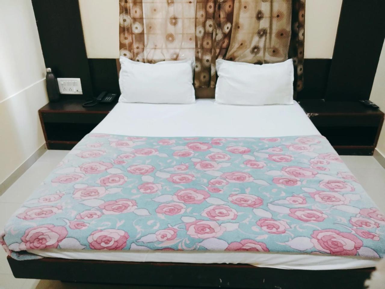 Hotel Krishna Palace Ахмедабад Екстериор снимка